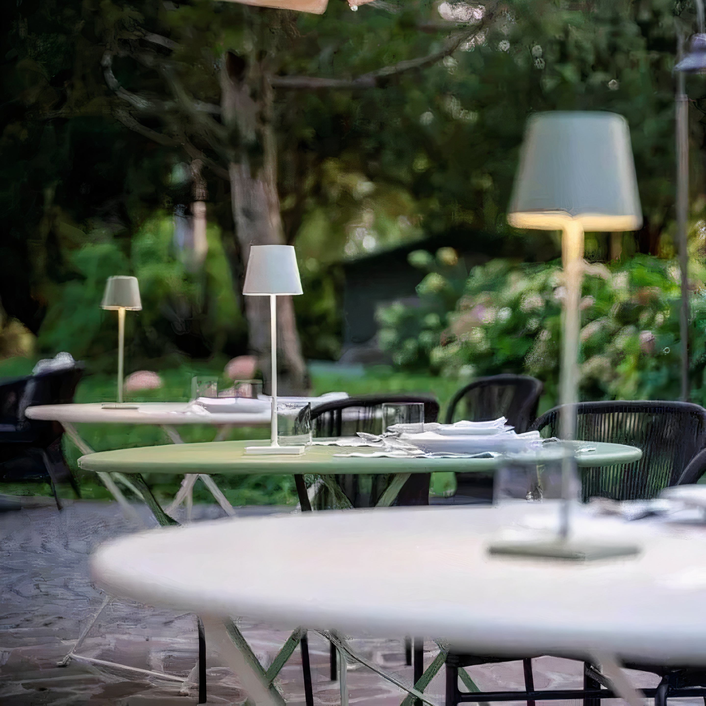 Elegant waterproof table lamp