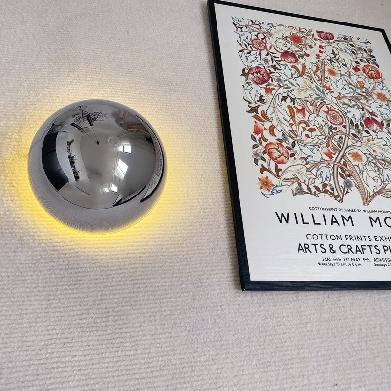 Luxurious minimalist wall lamp