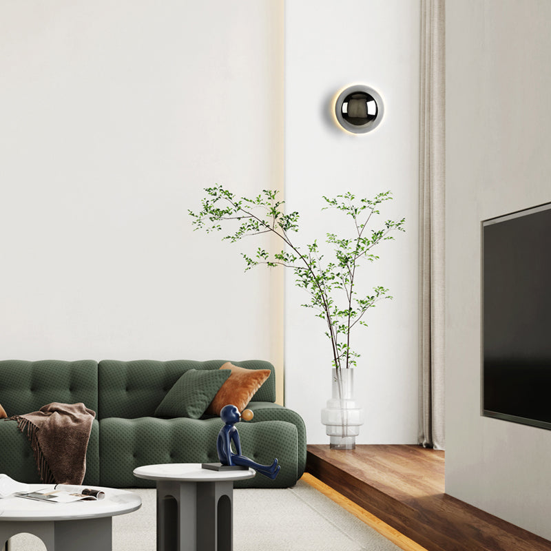 Luxurious minimalist wall lamp