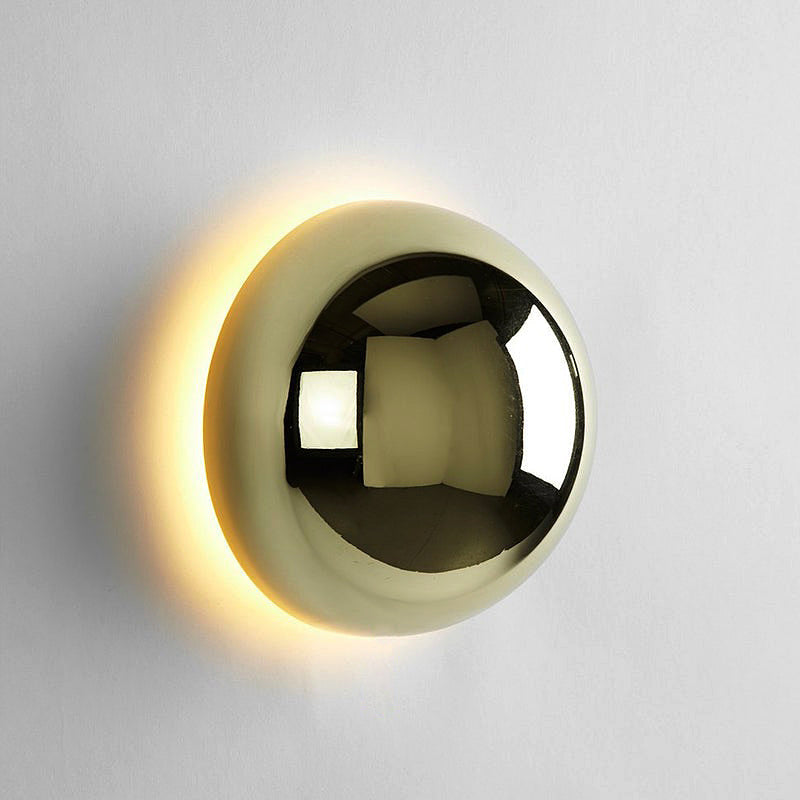 Luxurious minimalist wall lamp