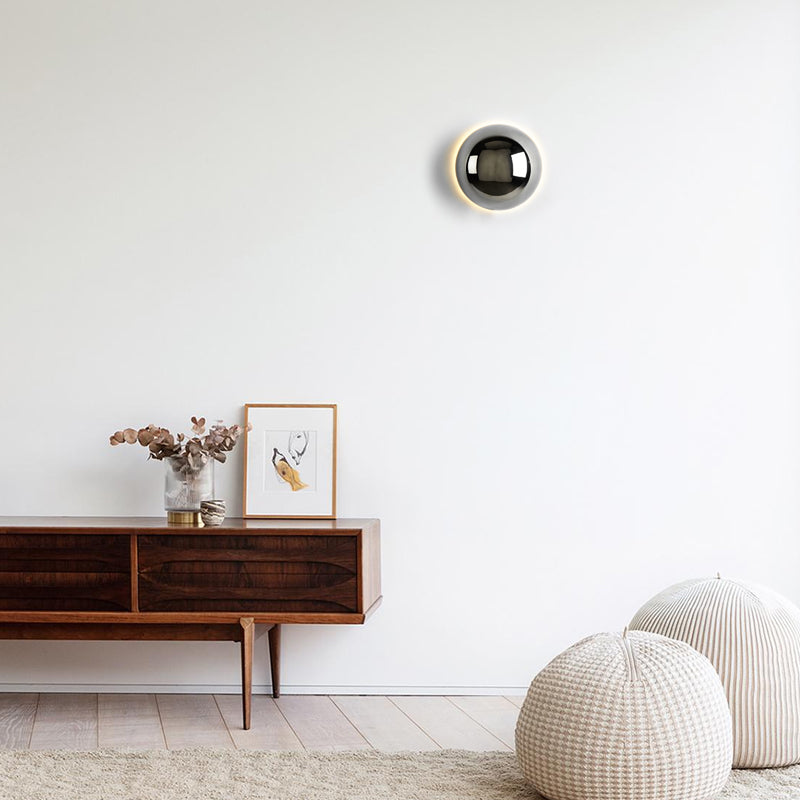 Luxurious minimalist wall lamp